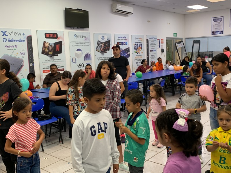 Festejan a hijos de trabajadores de Megacable.