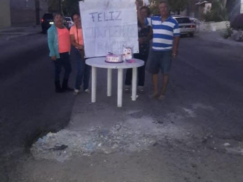 Festejan cumpleaños a un bache en La Paz