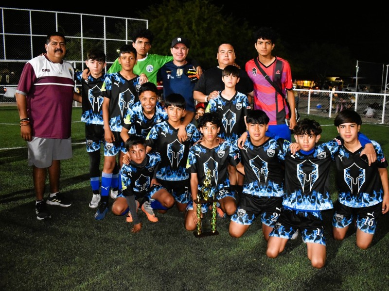 Festejan decenas de niños Torneo Relámpago de Fútbol