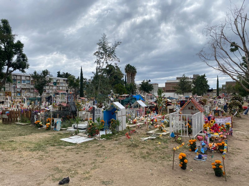 Festividades del día de muertos en panteones municipales de León