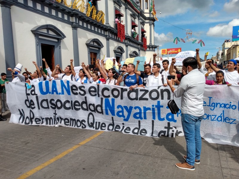 FEUAN irrumpe en desfile del 20 de noviembre