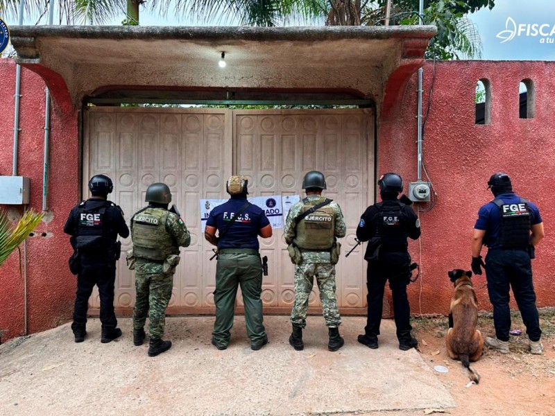 FGE asegura inmuebles, armamento y vehículos en Petatlán