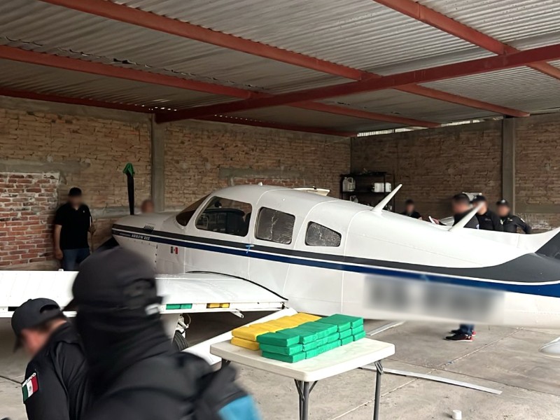 FGR asegura 203 paquetes de cocaína, una aeronave y camionetas