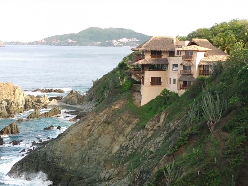 FGR asegura residencia en Ixtapa vinculada a Lozoya