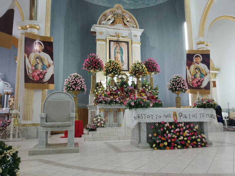 Fieles católicos celebran a la Virgen de Guadalupe en el santuario de Los Mochis