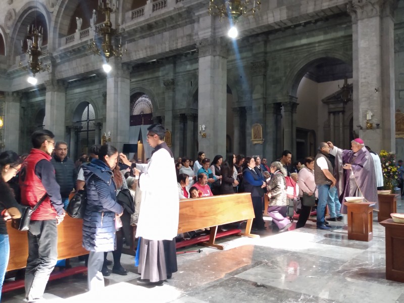 Fieles católicos celebran miércoles de ceniza