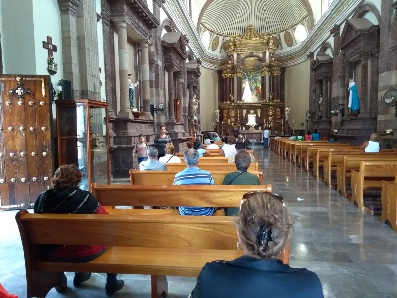 Fieles católicos veneran al señor de la salud