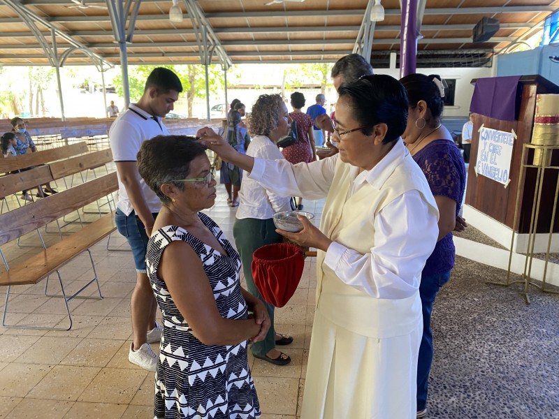 Fieles católicos viven miércoles de ceniza en iglesias de Zihuatanejo