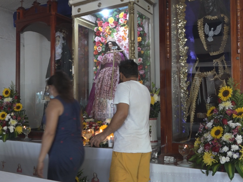 Fieles rinden culto a Santa Elena en Tehuantepec