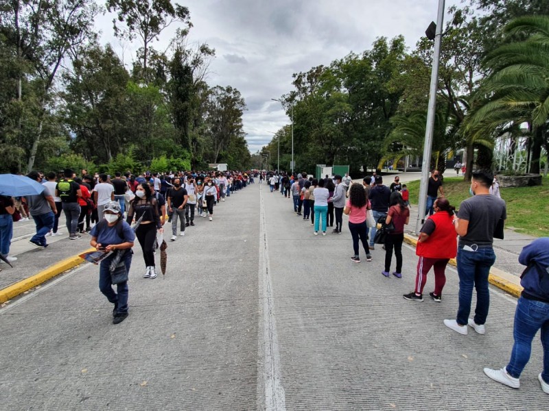 Fila kilométrica se registró en vacunación del Centro Expositor