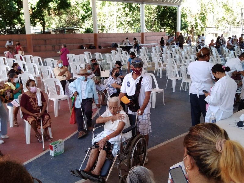 Fila rodea sede; lenta vacunación de adultos mayores en Zihuatanejo