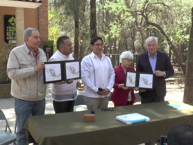 Filatelistas dan exhibición en el Zoológico de León