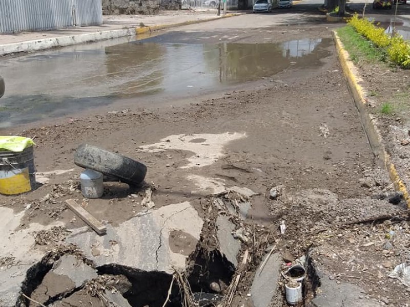 Filtración de agua y acumulación de basura, provocaron socavón