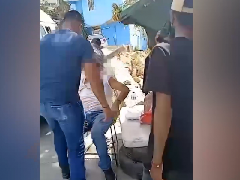 Filtran vídeo de presuntos criminales golpeando a transportistas de Acapulco