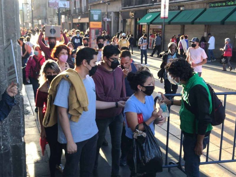 Filtros sanitarios en el Zócalo por alta afluencia de gente