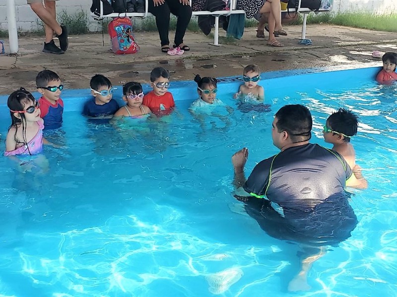 Finaliza 1er. periodo de curso de natación en Alberca Municipal.