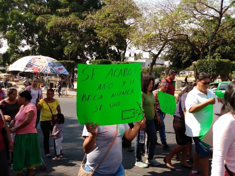 Finalizan niños el ciclo escolar, sin beca universal