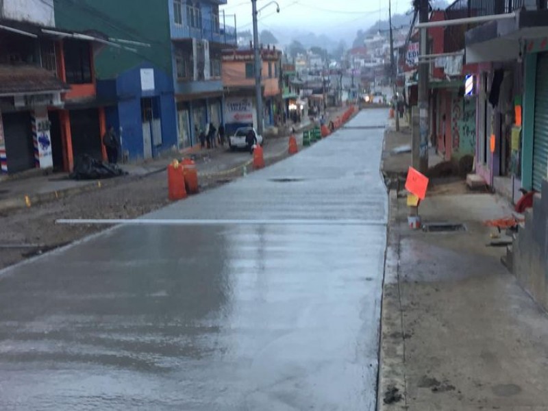 Finalmente avanza pavimentación en calle Ébano de Xalapa