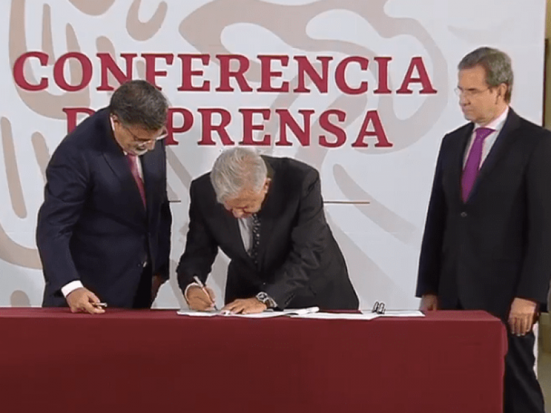 Firma AMLO iniciativa que cancela reforma educativa