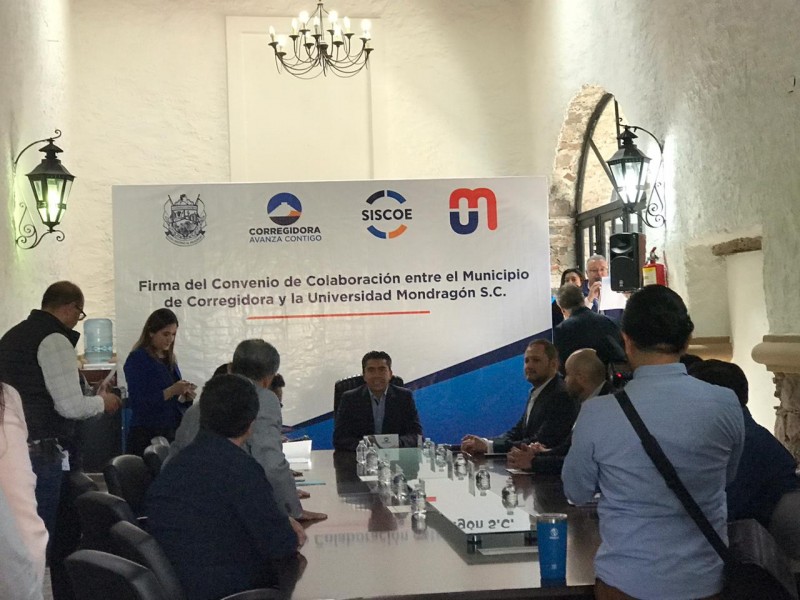 Firma Corregidora convenio con Universidad Mondragón