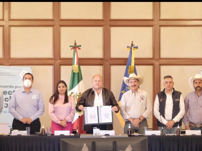 Firma gobernador acuerdo con el sector lechero de Jalisco