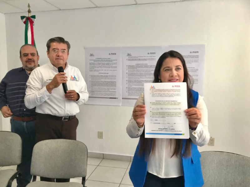 Firma Naty Díaz 21 compromisos en favor de la familia