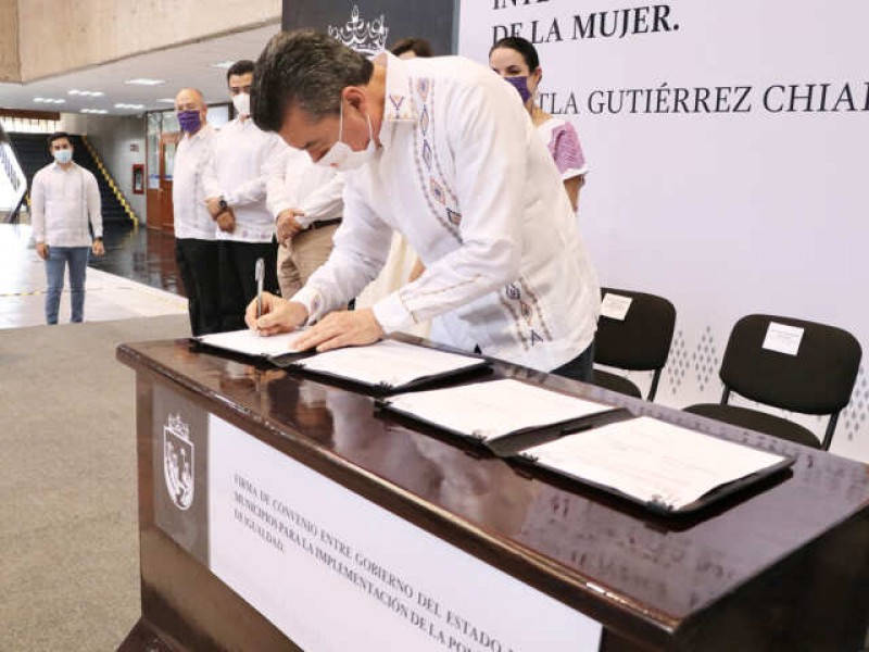 Firma Secretaria de Igualdad de Género y municipios convenios