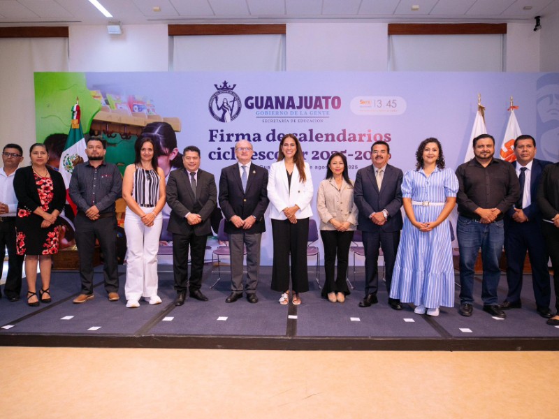 Firman calendarios escolares para el ciclo escolar 2025-2026