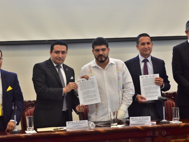 Firman convenio para escriturar escuelas de Veracruz