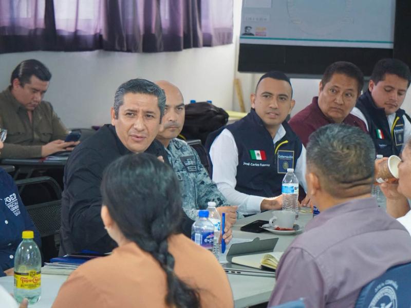 Fiscal General de Oaxaca encabeza mesa de seguridad con empresarios en Juchitán