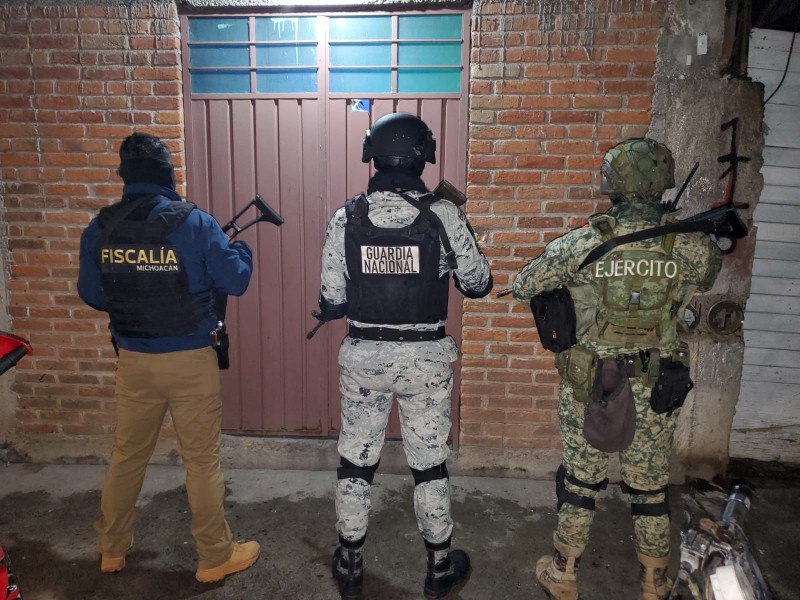 fiscalía deteniene a una persona durante cateo