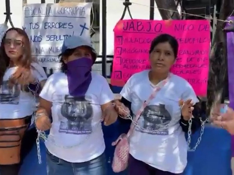 Fiscalías indolentes ante feminicidios; mujeres oaxaqueñas se encadenan por desatención