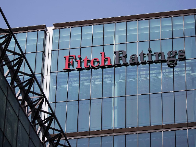 Fitch baja nota a bancos ligados a lavado de dinero