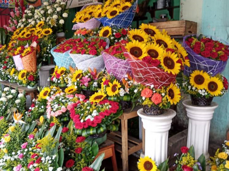 Florerías abarrotadas de colores, listas para el día de muertos