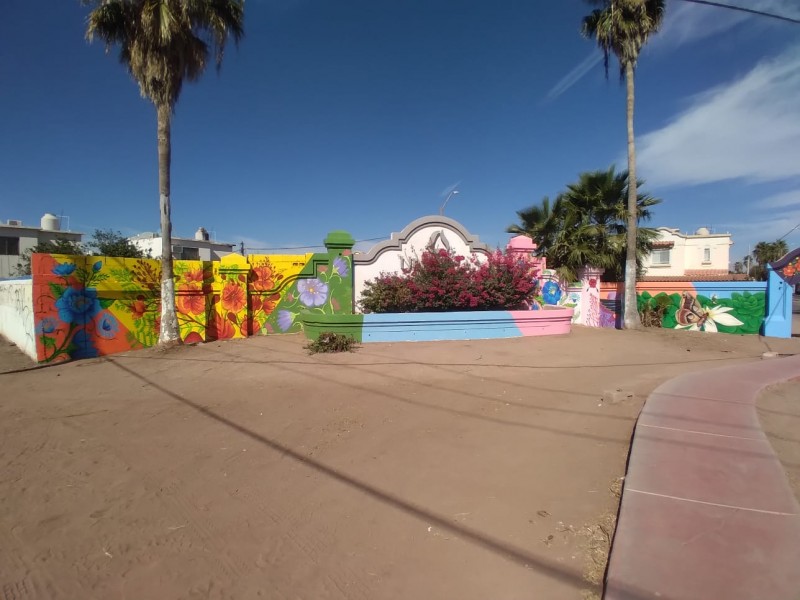 Flores, aves y mariposas lucen a la entrada de Urbi