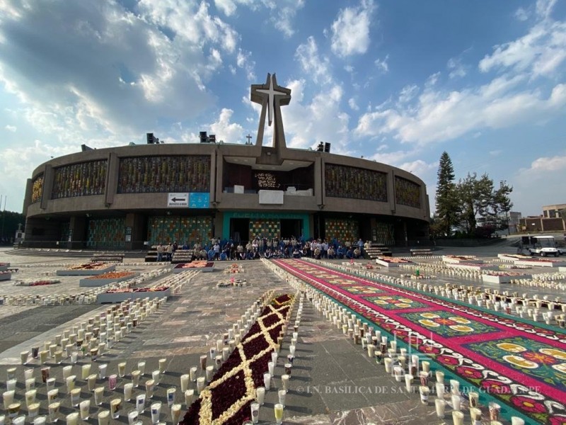 Flores y veladoras adornan la basílica de Guadalupe