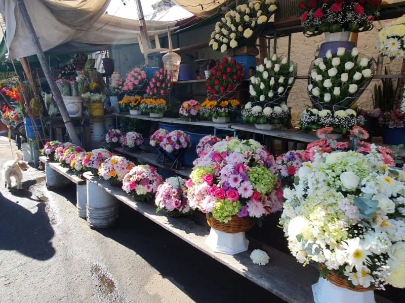 Floristas del panteón municipal siguen reportando bajas ventas