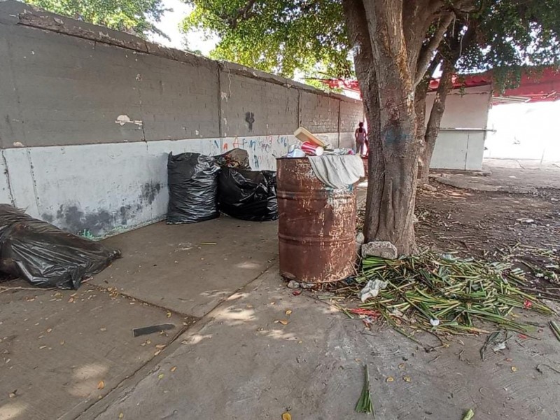 Floristas denuncian falta de recolección de basura en panteones