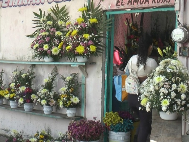 Floristas en preparativos para el 14 de febrero