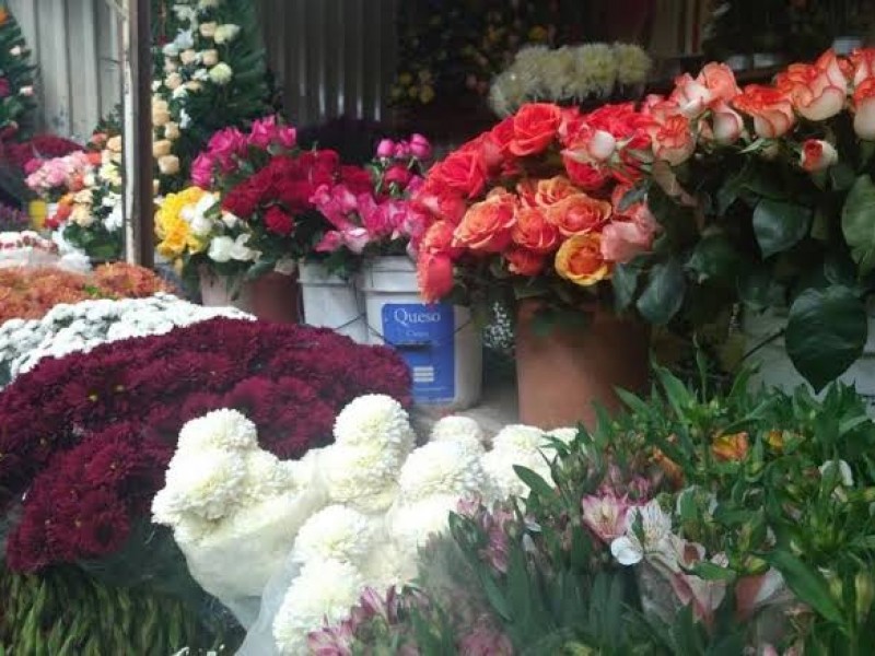 Floristas obtienen permiso para vender a puerta cerrada