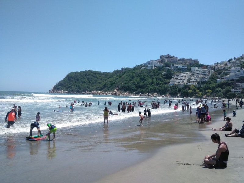 Flota cuerpo de turista ahogado en Acapulco