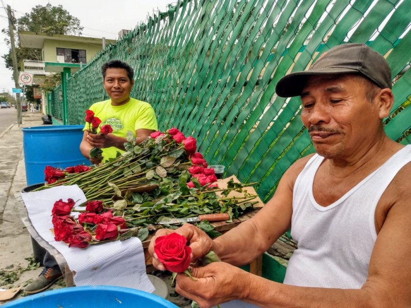 Fluctúan precios  de flores por San Valentín