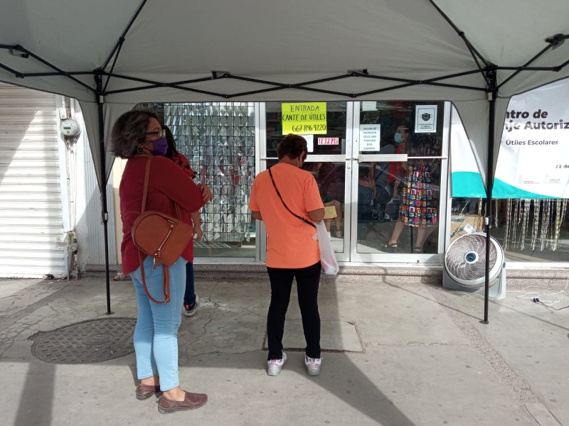 Fluye sin contratiempos canje de uniformes y útiles escolares