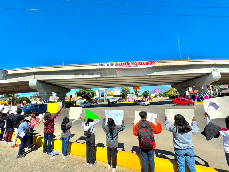 FNERRR protesta con cadena humana por despojo de alberges estudiantiles en Oaxaca