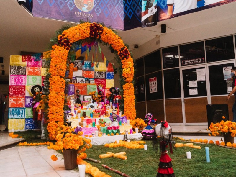 Fomenta Cobach tradiciones mexicanas con altar de Día de Muertos