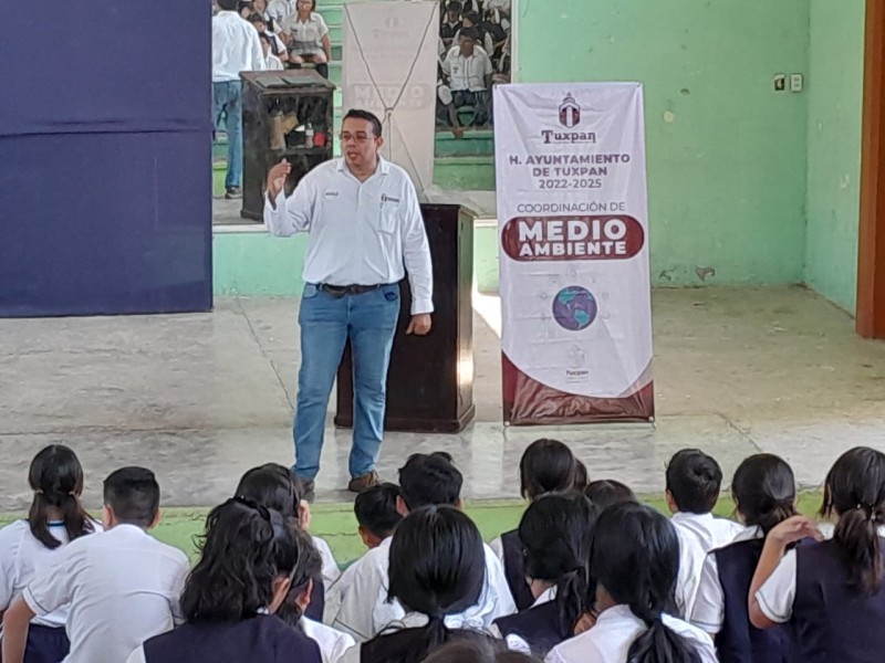 Fomentan conciencia ambiental a jóvenes de Tuxpan