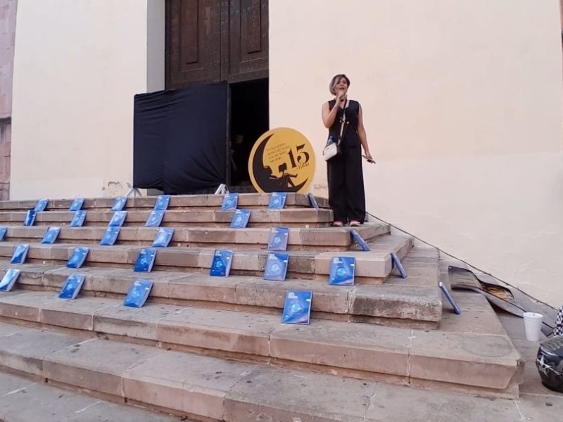 Fomentan la lectura con batucada y libros gratis