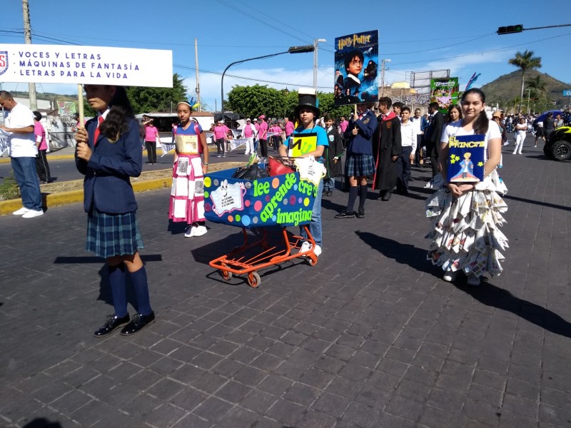 Fomentan lectura vestidos de personajes de libros