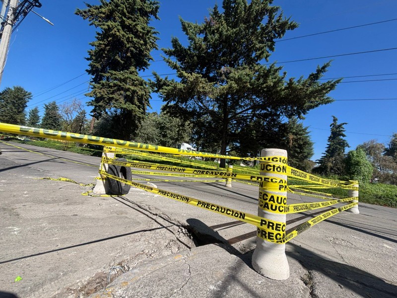 Formación de socavón sobre Paseo Tollocan alerta a vecinos y automovilistas