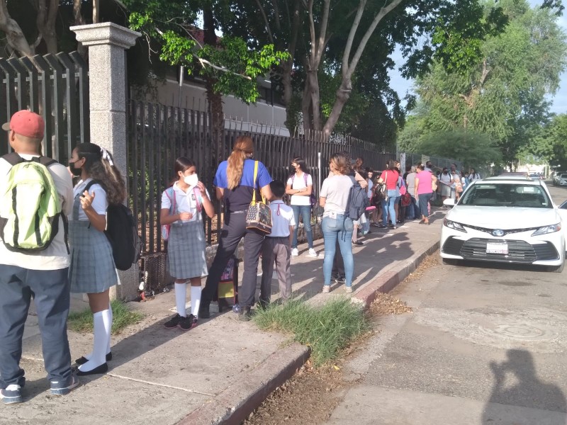 Formados una hora antes: el inicio del regreso a clases